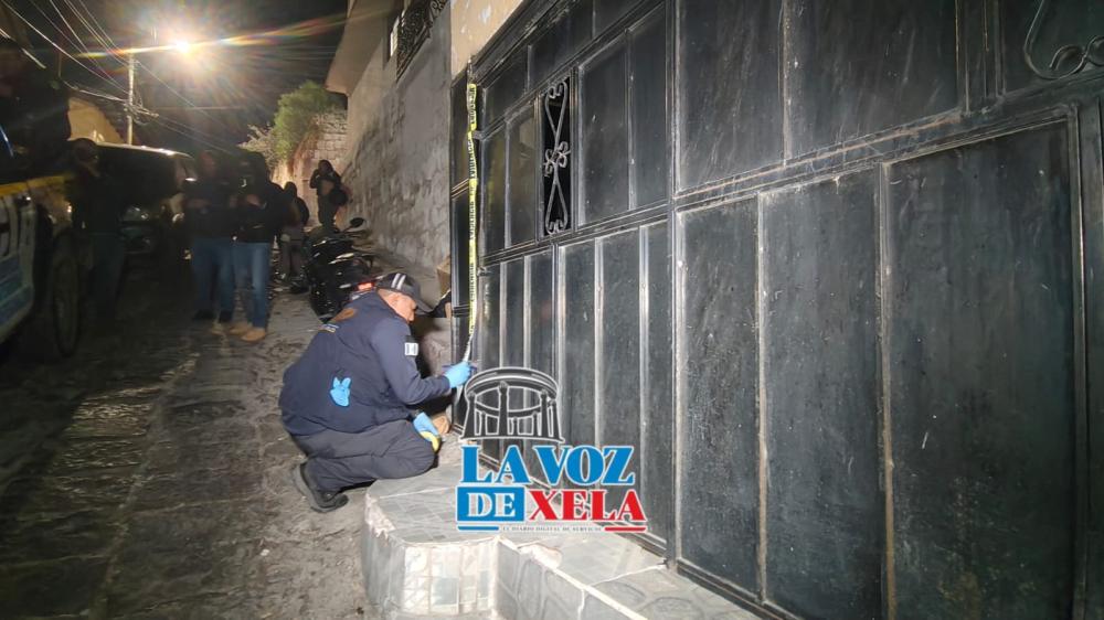 Capturan a dos personas y clausuran negocio en la zona 1 de Xela 