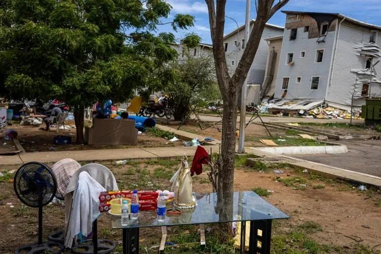 Más de 14 mil personas siguen en campamentos en Venezuela 