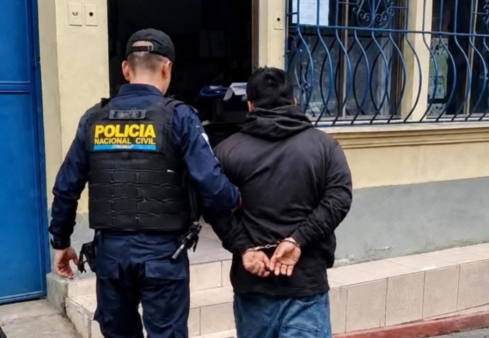 Lo consignan tras intentar agredir a trabajadores de un banco