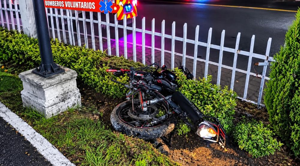 Motorista fallece tras impactar contra el Monumento al Emigrante