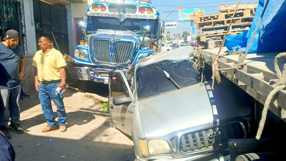 Huye tras accidente que involucró tres vehículos en La Esperanza