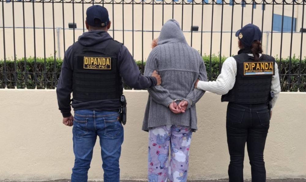 Capturan a mujer por extorsión en allanamiento en zona 10 de Xela