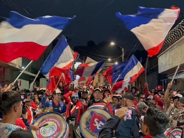 Superchivos organizan caminata de aliento rumbo al estadio