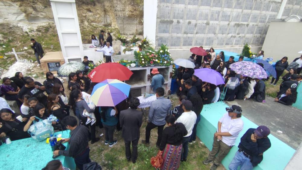 Así fue: se unen en dolor y despiden con amor al bebé Frederick André