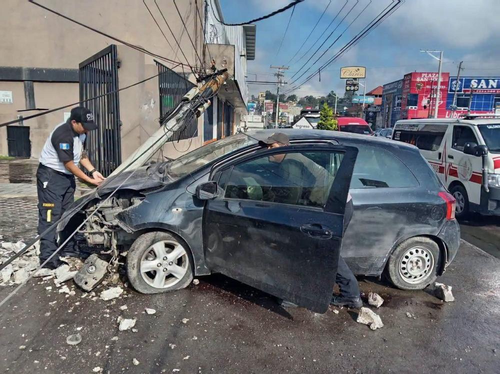 Un accidente provoca daños en poste en zona 2 de Xela