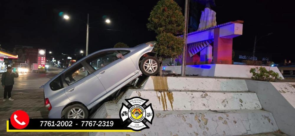 Vehículo choca contra rotonda de La Marimba en Quetzaltenango
