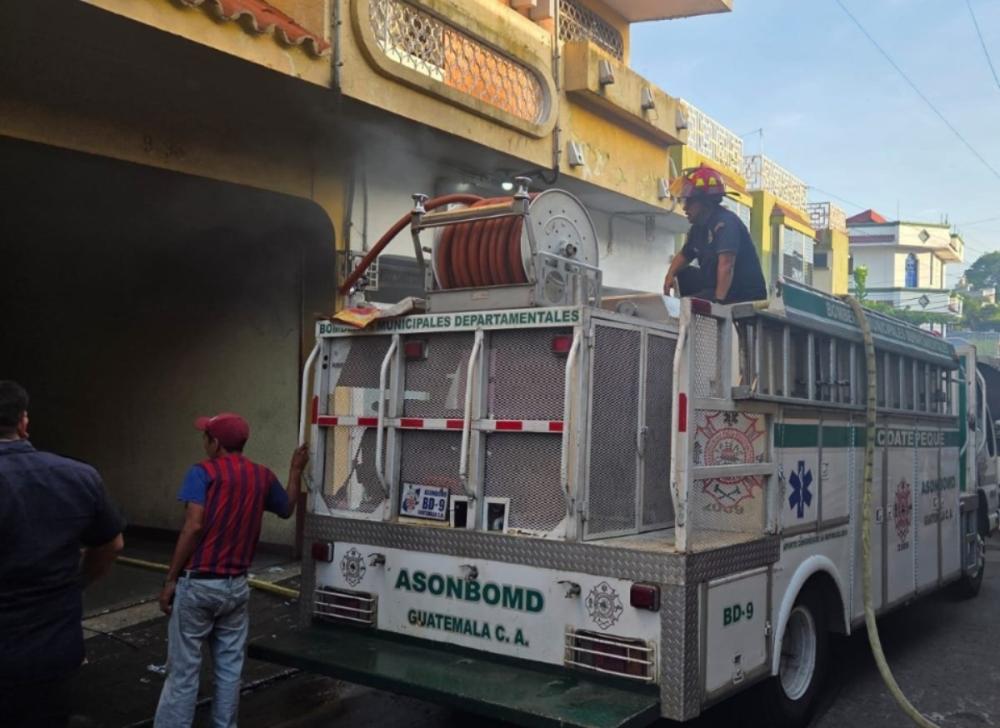 Rescatan a seis personas atrapadas durante incendio en Coatepeque