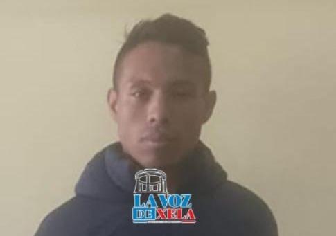 Comerciantes organizados retienen a hombre señalado de presunto robo