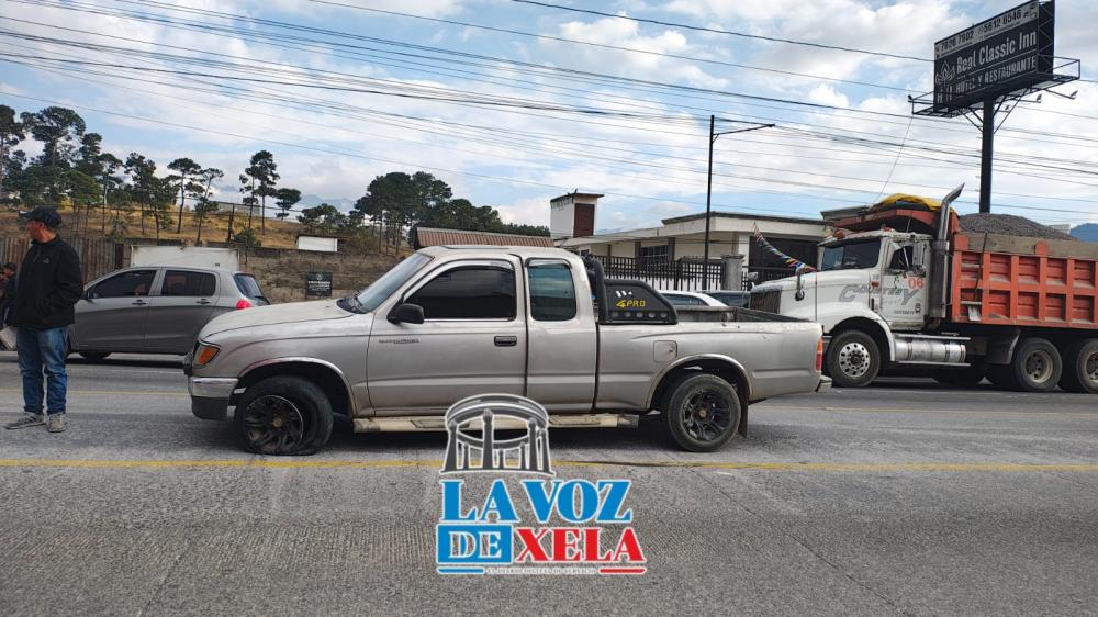 Triple colisión provoca congestionamiento vial en ruta a Salcajá