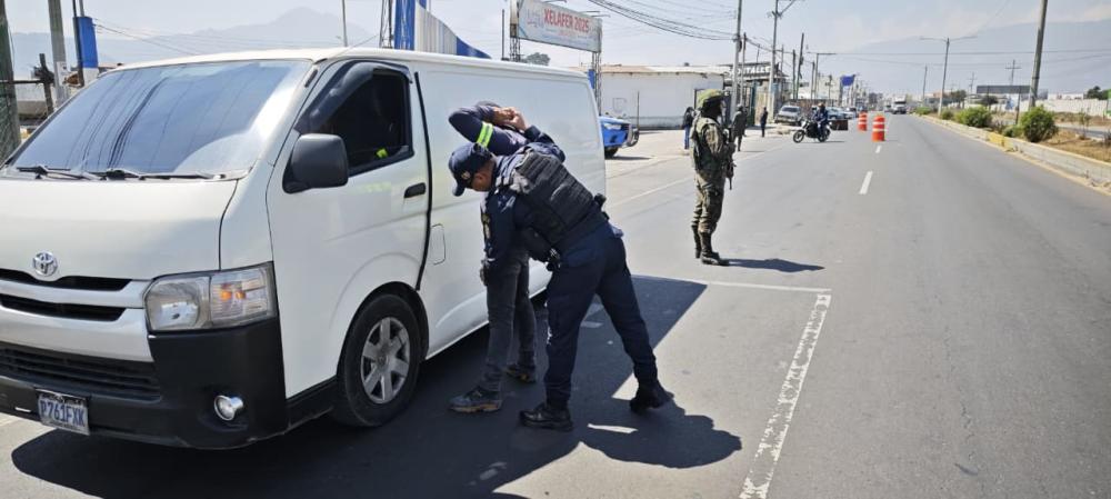 Ejército y PNC realizan control en autopista Los Altos