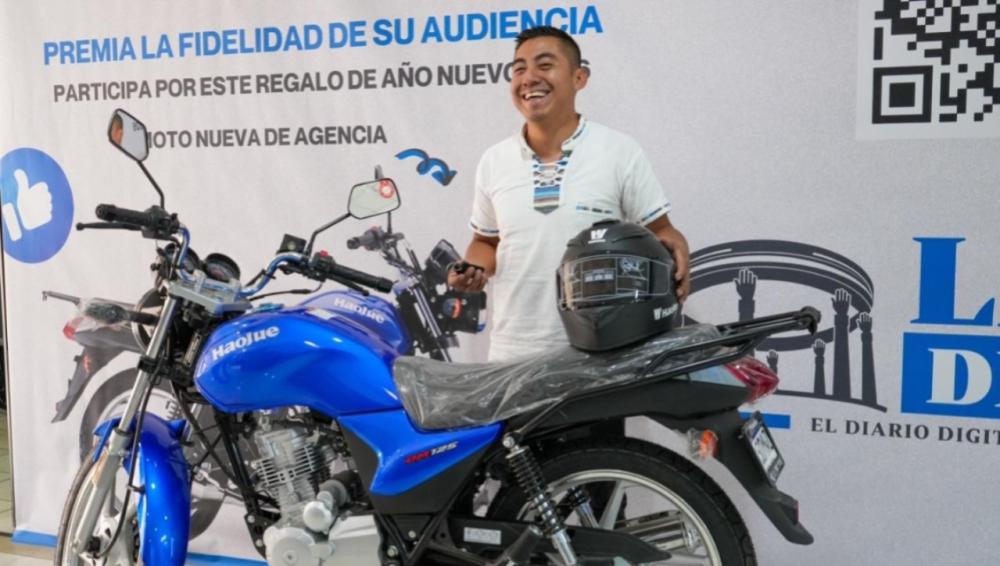 La Voz de Xela entrega moto al ganador Cornelio Chávez 