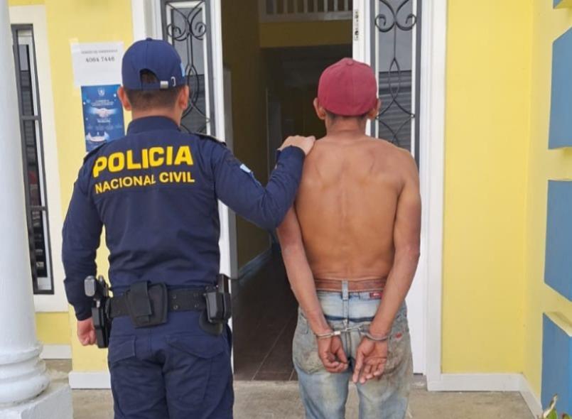 Pobladores retienen a hombre acusado de matar a mujer en Chicamán