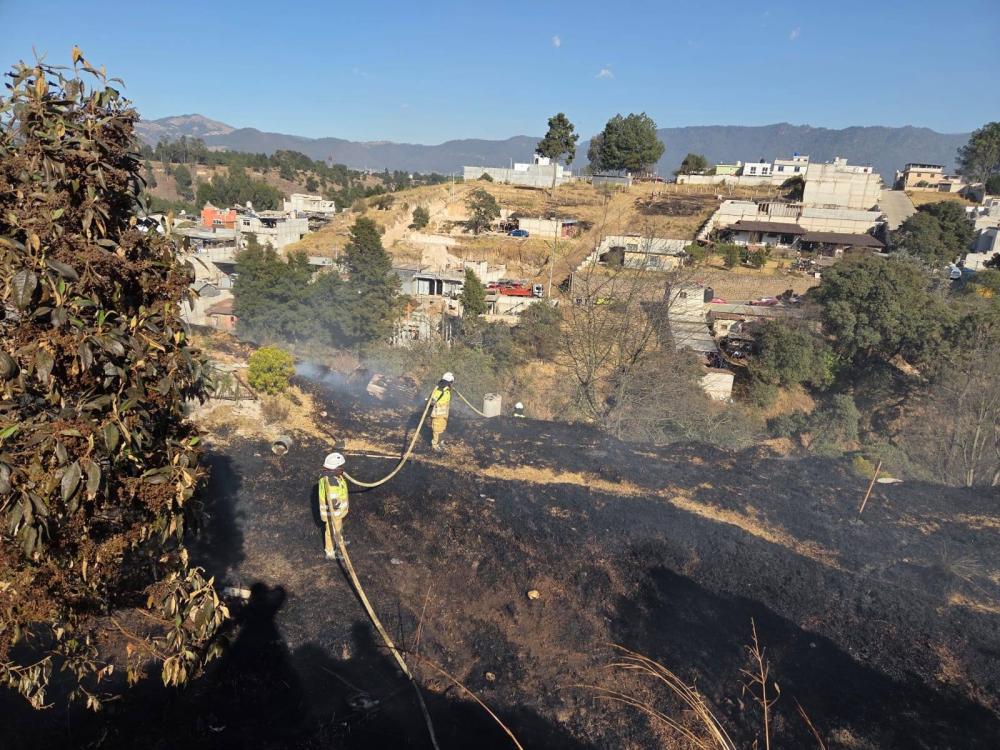 Controlan incendio en residenciales Loma Linda, zona 5 de Xela 