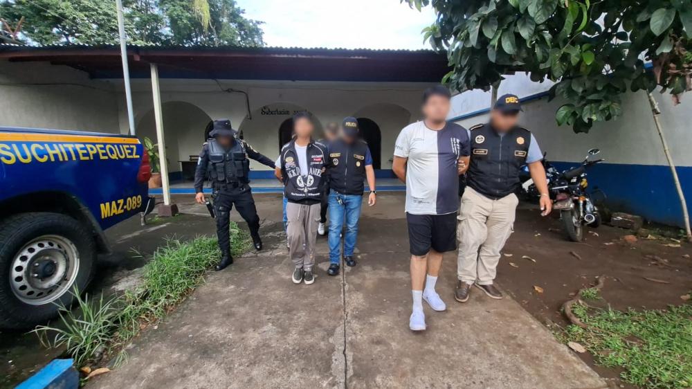 Capturan a tres hombres con un arma y cocaína en Suchitepéquez