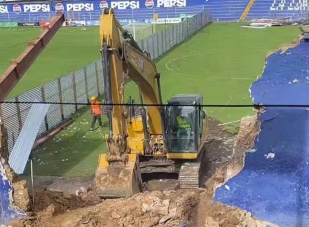 Maquinaria ingresa al Mario Camposeco para demoler el graderío norte