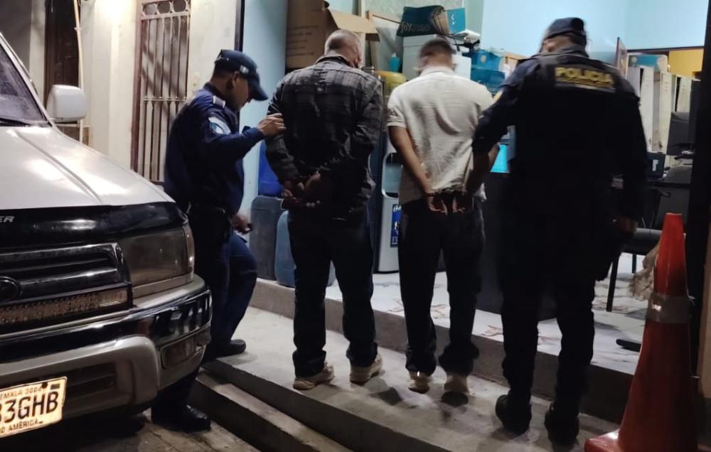 Capturan a dos presuntos extorsionistas y remiten a menor en Huehue