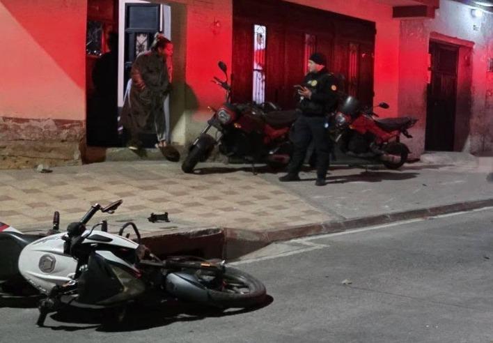 Motociclista habría fallecido tras impactar contra vivienda en zona 3