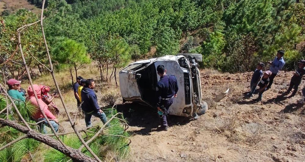 Pareja fallece tras caer vehículo a barranco en Totonicapán