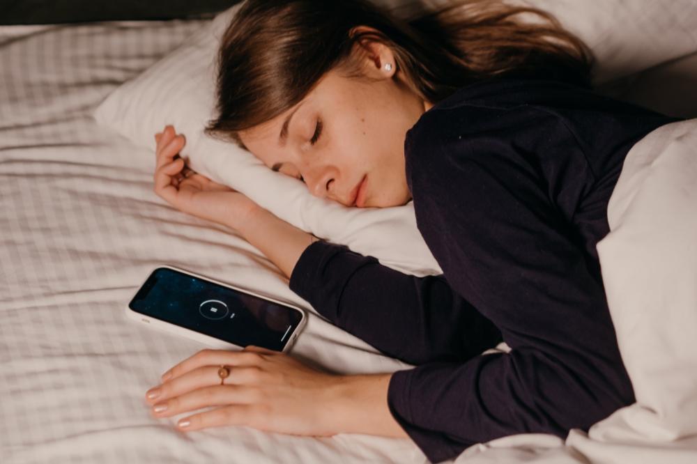 ATENCIÓN | Dormir con el celular cerca puede afectar tu sueño y salud