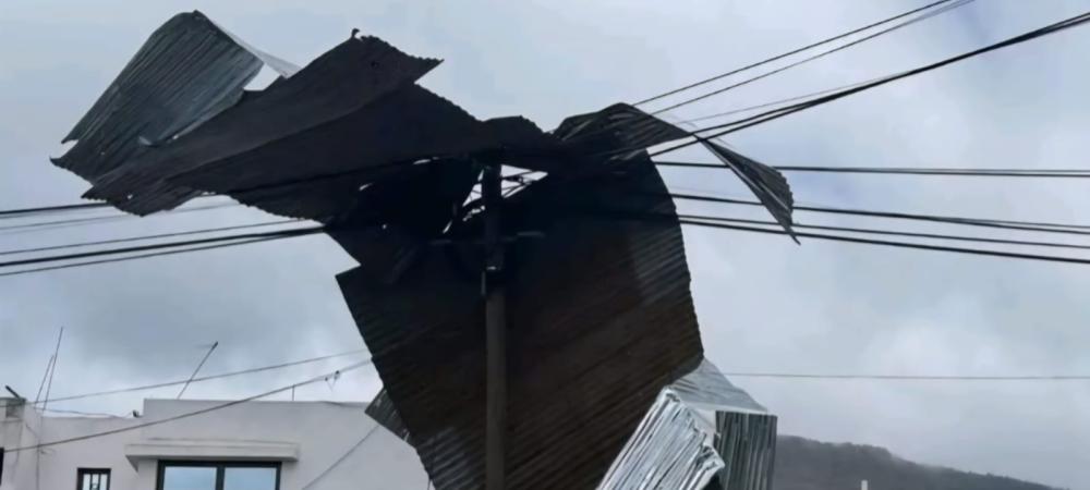 Techo de casa se desprende por fuertes vientos en San Marcos