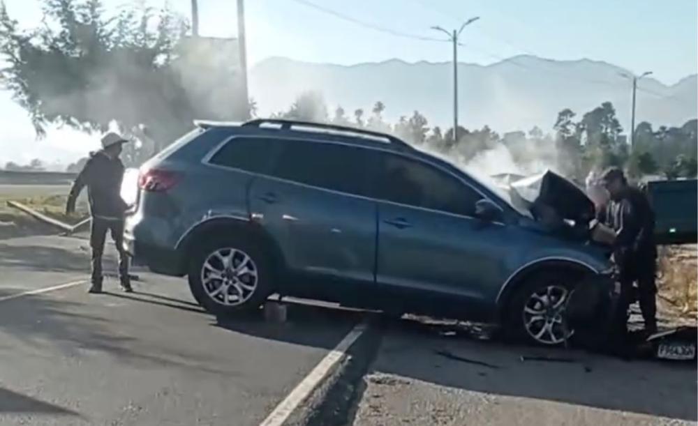 Tres heridos tras choque entre vehículos en autopista en Salcajá 