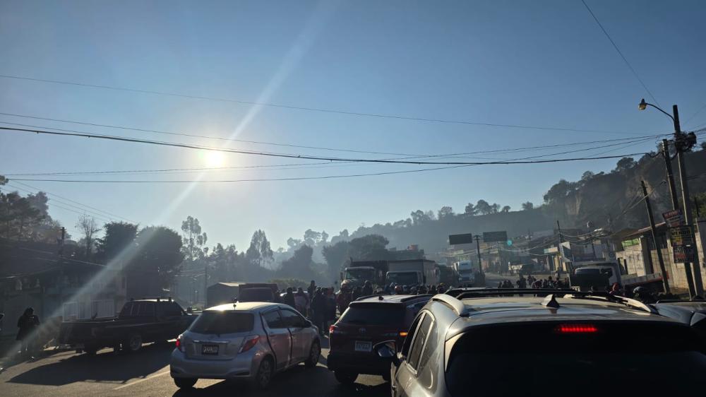 Bloqueo en la Interamericana en San Juan obliga a caminar a ciudadanos