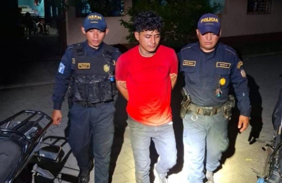 Capturan a hombre cuando presuntamente atacaba a su madre con cuchillo