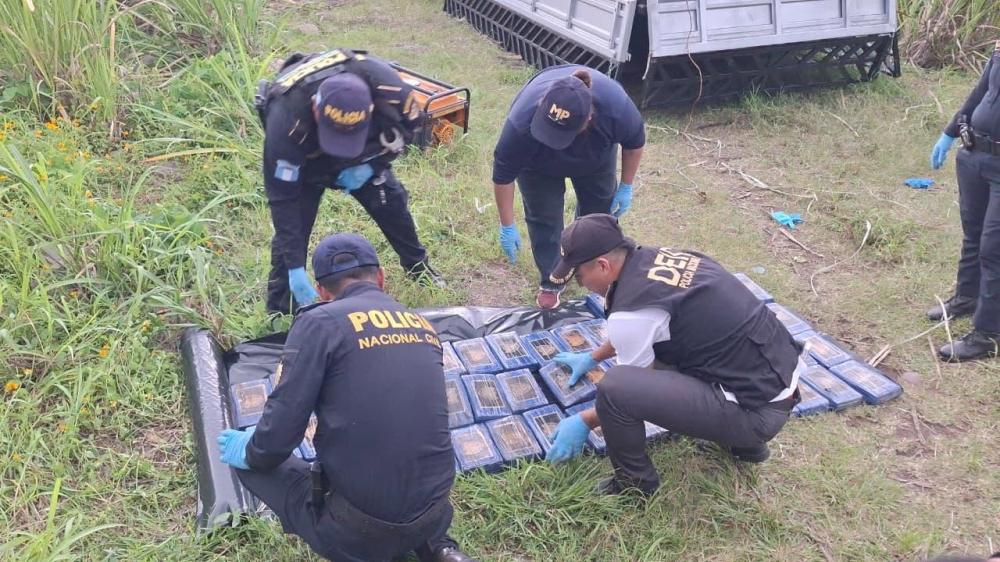 Decomisan 72 kilos de cocaína ocultos en camión abandonado en Reu 