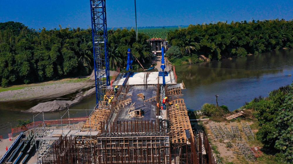 Construyen puente que buscará la conexión entre La Blanca y Ocós