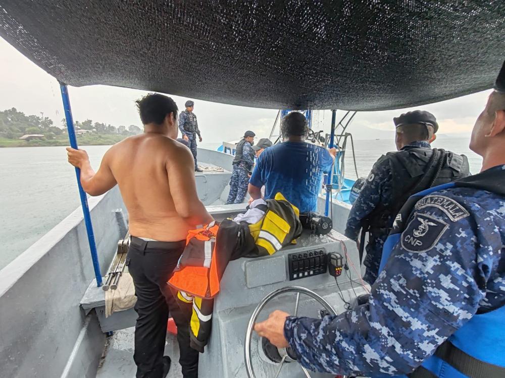 Dos personas siguen desaparecidas tras caída de helicóptero en Atitlán