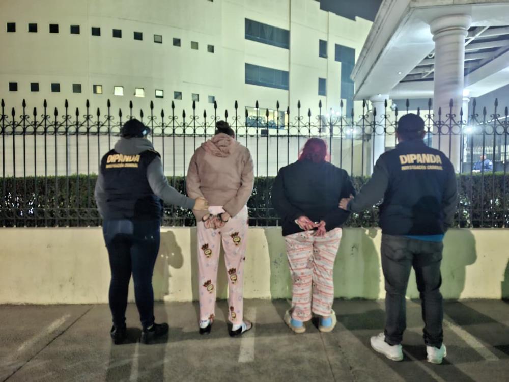 Reclusas sorprendidas con celulares en preventivo de Xela